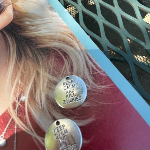 Pink faceted flat back beads and 2 free charms - Picture 2 of 6